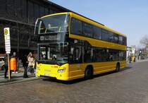 Der Scania Citywide LFDD Wagen 3094 an seinem ersten Testeinsatztag auf X34, Bahnhof Zoo 23.3.15 - extravagant: die Stangen frontal am Oberdeck