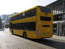 Der Scania Citywide LFDD Wagen 3094 an seinem ersten Testeinsatztag auf X34, Bahnhof Zoo 23.3.15 - extravagant: die Stangen frontal am Oberdeck