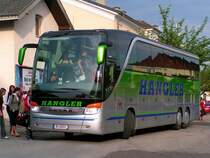 Setra-S416HDH l�sst Sch�ler am Bhf. RIED i.I. zusteigen; 080624