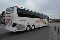 NI-LM 11 (Setra S 516 HDH) fährt am 24.01.2015 in Berlin am OlympiaStadion.
