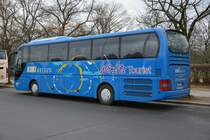 Am 24.01.2015 steht FF-KK 50 (MAN Lion's Coach) am Olympischer Platz in Berlin.
