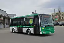 Elektro Testbus SOR EBN 8 wird bei den Basler Verkehrs Betriebe ab dem 1. April 2015 auf den Kleinbuslinien 35 und 45 getestet. Am Sonntag fährt der Elektrobus auf der kleinen Linie 34. Nach einem Einsatz wird der Bus ausgewechselt und fährt zurück in die Garage Rankstrasse wo er wieder an die Steckdose geht. Bevor die Steckdose angeschlossen wird, werden auf dem Hof noch ein paar Bilder gemacht. Die Aufnahme stammt vom 06.04.2015.