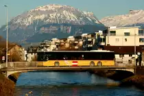 Ein Mercedes-Benz O 530 L Citaro Postauto auf dem Kurs 60.311 Beckenried - Stans, Länderpark auf der Engelberger Aa Brücke in Buochs; 08.04.2015