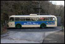 Oldtimer Bus 59 auf der einzigen Busdrehscheibe in Deutschland in Solingen - Burg.
Hier kann man sehen, dann an dieser Endhaltestelle ein normales Wenden nicht möglich ist. Die beengten Platzverhältnisse ließen die Stadtwerke Solingen zu dieser Drehscheiben Lösung greifen! Ein Unikat!