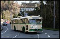 Oldtimer O-Bus 59 von Uerdingen Henschel der Solinger Stadtwerke biegt in Burg zur Busdrehscheibe ab. Der Fahrdraht endet dort und der Bus muss gedreht werden.