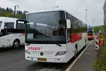 . VU 4058, Mercedes Benz Integro von Voyages Unsen wartet nahe dem Bahnhof von Ettelbrück auf seinen nächsten Einsatz.  25.04.2015