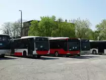 Zwei Mercedes Benz Citaro C1 Facelift G als Hybrid Versuchsmodelle am 24.04.15 bei Evo Bus in Mannheim durch den Zaun fotografiert