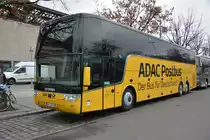 HH-SQ 610 steht am 14.03.2015 in Berlin am Zoologischen Garten. Aufgenommen wurde ein VanHool Altano.
