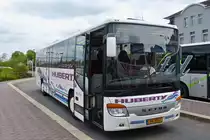 . HU 3012, Setra S 415 UL des Busunternehmens Huberty aus Rodange kommt am Bahnhof in Rodange an. 29.04.2015 