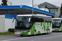 . Setra S 517 HD wartet am Strassenrand am Findel (L) auf seinen n�chsten Einsatz.  02.05.2015