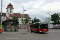 Wien Blaguss Buslinie 72A Kaiserebersdorfer Straße / Simmeringer Hauptstraße am 1. Mai 2015. - Im Hintergrund befindet sich die St. Laurenz-Kirche. Den Bau der heutigen Kirche hat man 1746 angefangen; der obere Teil des Turmes stammt aus dem Anfang des 19. Jahrhunderts. 