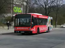 Van Hool A330 HHA 2528 auf Linie 181 am U/S Sternschanze, 10.4.15