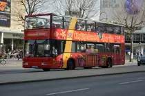 B-O 3062 fährt als Stadtrundfahrt am 11.04.2015 durch Berlin. Aufgenommen wurde ein MAN DN 95 / Berlin Zoologischer Garten.
