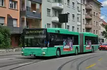 MAN Bus 755 auf der Linie 34 fährt zur Haltestelle beim Kronenplatz in Binningen. Die Aufnahme stammt vom 06.05.2015.