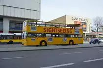 B-KM 1781 fährt als Stadtrundfahrt am 11.04.2015 durch Berlin. Aufgenommen wurde ein MAN SD 200 / Berlin Zoologischer Garten.
