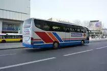 H-T 7277 fährt am 11.04.2015 durch Berlin. Aufgenommen wurde ein Mercedes Benz Travego / Berlin Zoologischer Garten.
