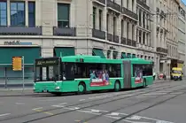 MAN Bus 756 auf der Linie 30E fährt zur Haltestelle Steinenschanze. Die Aufnahme stammt vom 06.05.2015.