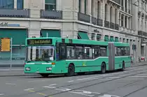 Mercedes O 405 733 auf der Linie 30 fährt zur Haltestelle Steinenschanze. Die Aufnahme stammt vom 06.05.2015.