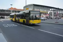 B-V 4002 fährt am 11.04.2015 für die U2 Schienenersatzverkehr. Aufgenommen wurde ein MAN / Berlin Zoologischer Garten.
