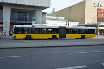 B-V 4226 fährt am 11.04.2015 für die U2 Schienenersatzverkehr. Aufgenommen wurde ein Solaris Urbino 18 / Berlin Zoologischer Garten.
