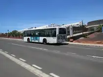 INTERCITY BUS-Scania Hispano hält bei einer Haltestelle in Playa Blanca auf Lanzarote am 28.4.15