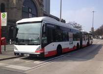 Van Hool AGG 300 HHA 8714 auf Linie M5 am Bf.Dammtor, 10.4.15