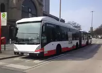 Van Hool AGG 300 HHA 8714 auf Linie M5 am Bf.Dammtor, 10.4.15