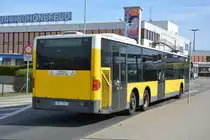 B-V 1767 fährt am 12.04.2015 auf der Linie X7. Aufgenommen wurde ein Mercedes Benz Citaro L / Schönefeld Flughafen.
