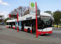 Solaris Urbino 18 BZ HHA 7491 auf Linie 109 am U Alsterdorf, 30.4.15