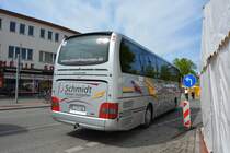 Am 03.05.2015 steht SZ-H 180 an der Bushaltestelle Werder Havel Post. Aufgenommen wurde ein MAN Lion's Coach.
