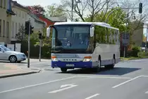 P-AV 464 fährt am 03.05.2015 durch Werder Havel. Aufgenommen wurde ein Setra S 415 UL / Werder Havel Kölner Straße.
