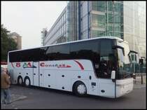 Van Hool T916 von BM Coaches aus England in London am 24.09.2013