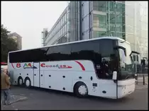 Van Hool T916 von BM Coaches aus England in London am 24.09.2013