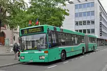Mercedes O 405 734 auf der Linie 38 bedient die Haltestelle am Claraplatz. Die Aufnahme stammt vom  19.05.2015.