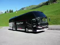 Reisebus der Fa. Krautgartner, Lohnsburg, Oberösterreich auf der Arlberg-Passstraße am 12.8.2013.