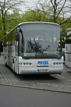 Dieser Neoplan N 316/3 ÜL steht am 05.05.2015 in Berlin am Zoo. Kennzeichen: HO:NO 407.
