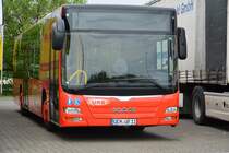 UEM-UR 11 steht am 05.05.2015 auf dem Rastplatz an der A 115 Dreieck Funkturm in Berlin. Aufgenommen wurde ein MAN Lion's City.
