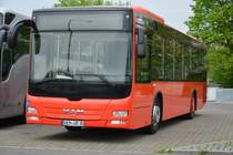 UEM-UR 30 steht am 05.05.2015 auf dem Rastplatz an der A 115 Dreieck Funkturm in Berlin. Aufgenommen wurde ein MAN Lion's City Low Entry Ü.
