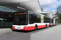 MAN Lions City HHA 1407 auf Linie 263 am U Wandsbek Markt (mit falscher Linienanzeige), 1.5.15