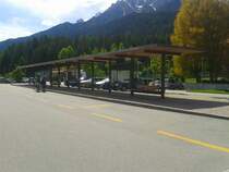 Dort wo sich heute in Dobbiaco/Toblach der Busbahnhof befindet, fuhren von 1921 bis zum 13. März 1962 die Züge der Dolomitenbahn nach Pieve di Cadore ab. Die Strecke wurde betrieben von der SFD (SA per la Ferrovia delle Dolomiti), wurde von 1927 bis 1929 mit 2700 V = elektrifiziert und hatte eine Spurbreite von 950 mm. Es gab erfreulicherweise auch schon eimal Planungen zum Wiederaufbau als Normalspurbahn. (25.5.2015)