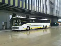 Ein Mercedes-Benz O 550 von POSTBUS als Kfl. 4162 (Grinzens Wendestelle - Innsbruck Hauptbahnhof) am 15.5.2015 an der Haltestelle Innsbruck Hauptbahnhof (Steig E).
