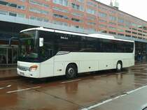 Ein SETRA S 417 der IVB als Linie ST (Innsbruck Hauptbahnhof - Mutterbergalm Talst.) am 15.5.2015 an der Haltestelle Insbruck Hauptbahnhof.