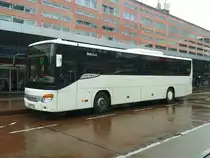 Ein SETRA S 417 der IVB als Linie ST (Innsbruck Hauptbahnhof - Mutterbergalm Talst.) am 15.5.2015 an der Haltestelle Insbruck Hauptbahnhof.