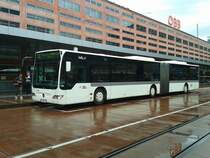 Ein Mercedes-Benz Citaro Gelenkbus der IVB als Linie 4 (Innsbruck Hauptbahnhof - Hall in Tirol Milserstraße) am 15.5.2015 an der Haltestelle Innsbruck Hauptbahnhof.
