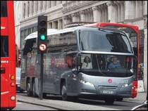 Neoplan Cityliner von Voyages Inglard aus Frankreich in London am 25.09.2013