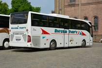 B-MB 1227 steht am 09.05.2015 auf dem Bassinplatz in Potsdam. Aufgenommen wurde ein Mercedes Benz Tourismo.
