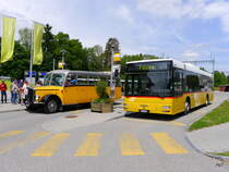 Postauto - Berna Oldtimer und MAN bei den Bushaltestellen beim Bahnhof in Schwarzenburg am 30.05.2015