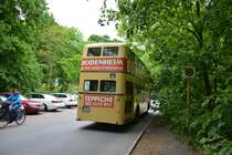 Heute (17.05.2015) vor 50 Jahren wurde dieser Büssing D2U (B-ZU 629H) das erste mal zugelassen. Aufgrund dessen fährt dieser Bus auf der Linie 218. Aufgenommen an der Pfaueninselchaussee Berlin.
