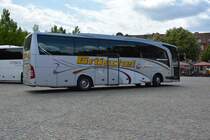 Am 17.05.2015 steht dieser Mercedes Benz Travego (SM-ZM 237) auf dem Bassinplatz in Potsdam.

