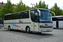 Am 17.05.2015 steht dieser Setra S 3XX (AT 3853AT) auf dem Bassinplatz in Potsdam.
